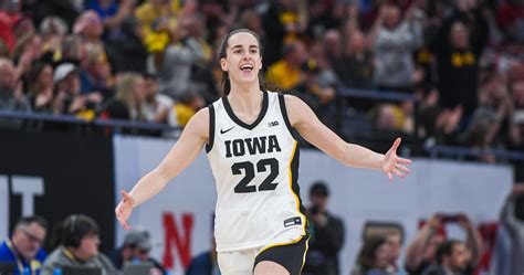 Iowa's Caitlin Clark Breaks Stephen Curry's Record for Most 3-Pointers ...