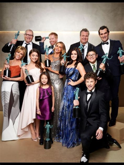 Cast of modern family SAG awards 2014 Modern Family Tv Show, Modern Family Funny, Chosen Family ...