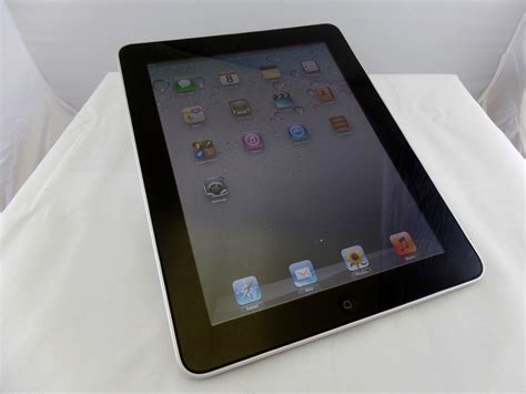 Apple iPad 1st Generation 16GB, Wi-Fi + 3G (AT&T), 9.7in - Black ...