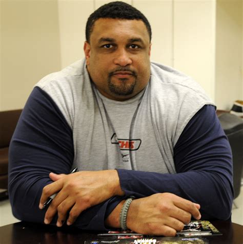 File:Willie Roaf at Camp Basra 2-3-09.JPG - Wikimedia Commons