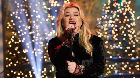 Watch The Kelly Clarkson Show Highlight: Kelly Performs Her Christmas ...