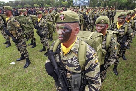 Clash erupts as Philippine troops raid hideout of IS-linked fighters - Business Insider