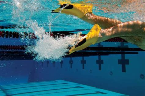 What Are the Benefits of Swimming With Fins?