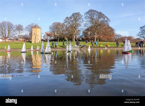 Abington Park, Northampton, UK. 06th Dec, 2014. Abington Park Model Yacht Club enjoying sailing ...