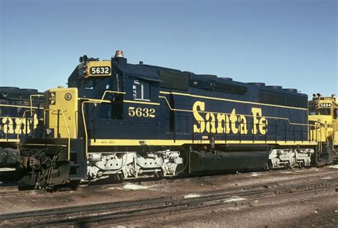 Santa Fe EMD Diesel Locomotive (Pre-1972 Paint Scheme). | Train depot ...