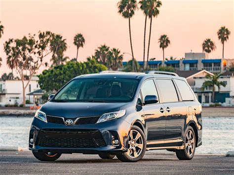 12 Best Family Cars: 2018 Toyota Sienna - Kelley Blue Book