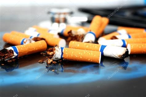 Cigarettes on x-ray lung Stock Photo by ©belchonock 105078416