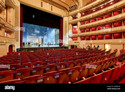 The Vienna State Opera (Wiener Staatsoper)- Vienna Austria Stock Photo ...