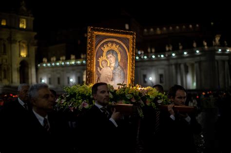 PHOTOS: Rosary procession in St. Peter’s Square honors the Blessed ...