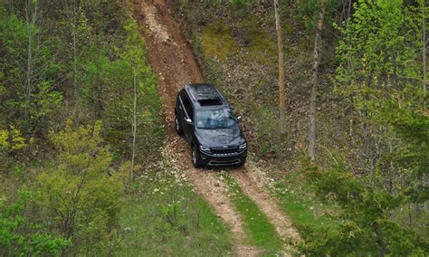 2014 Jeep Grand Cherokee Shows Skills Off-Road