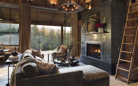 Small woodsy cabin features a cozy farmhouse style in Napa Valley | Salones rústicos, Decoración ...