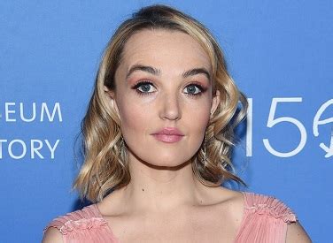 Chloe Fineman Biography - Age, Movies, Career, Partner, Tv shows, Instagram, Net Worth