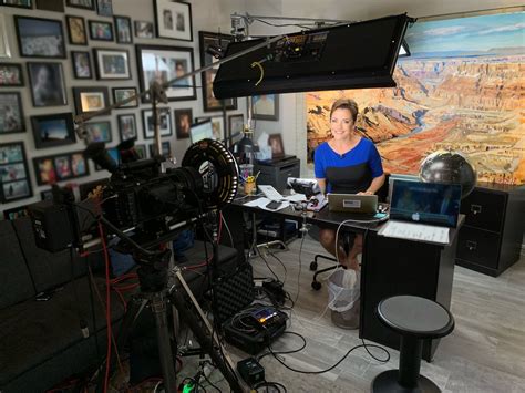 Fox 10's Kari Lake broadcasts the news from home during coronavirus