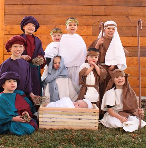 DIY: Easy, No Sew Nativity Costumes from Sheets