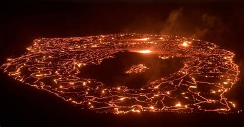 Photos Reveal New Eruption of Hawaii's Kīlauea Volcano | PetaPixel