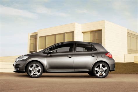 Toyota Auris (2010) - picture 20 of 22