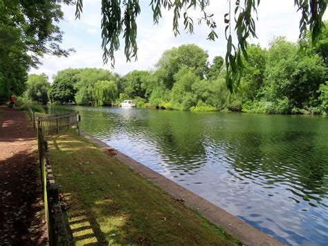 The River Thames at Runnymede © Steve Daniels cc-by-sa/2.0 :: Geograph Britain and Ireland