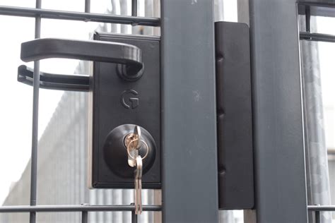 Gate locks with code or with key? Different lock types