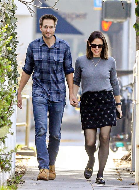 Jennifer Garner, boyfriend John Miller hold hands on lunch date