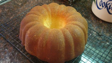 The Splendid Kitchen: Paula Deen's Mama's Pound Cake