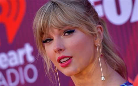 Taylor Swift Pink Hair at 2019 iHeart Radio Music Awards | POPSUGAR ...