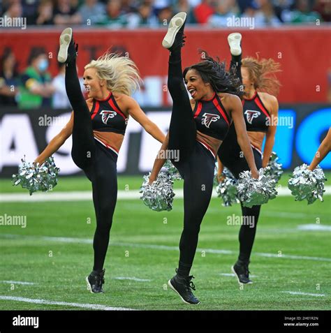 Atlanta falcons cheerleaders hi-res stock photography and images - Alamy