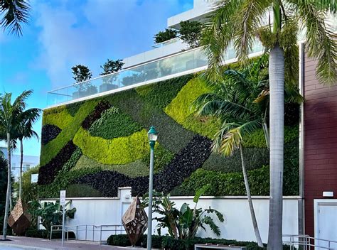 IPIC Delray Beach Greenwall - Greenroofs.com