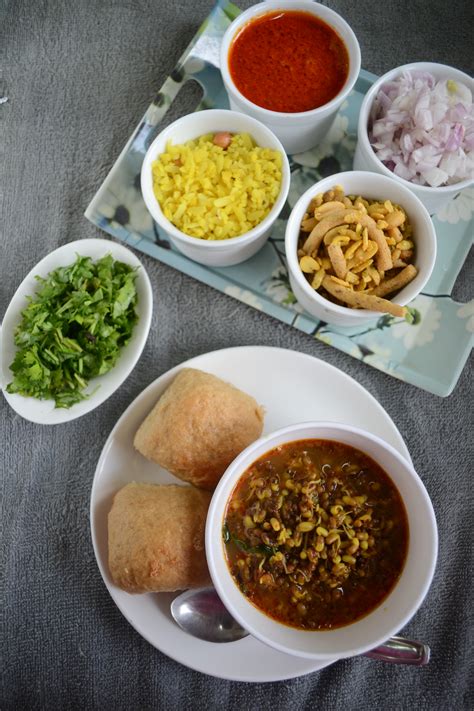 Kolhapuri Misal Pav Recipe / Maharashtrian Misal Pav Recipe – Gayathri ...