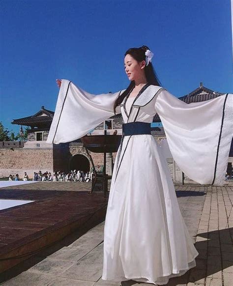 Kang Han-Na insta update | Korean traditional dress, Hanbok, Chinese clothing traditional