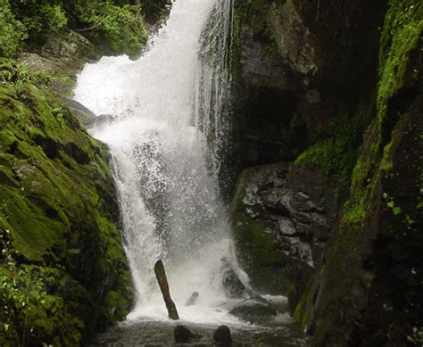 Waterfalls of Jocassee - Eclectic Sun Paddlesports @ Lake Jocassee