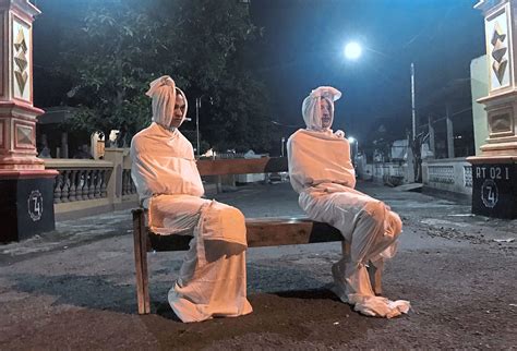 A Group of 'Hantu Pocong' are Scaring People Off The Streets!