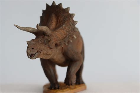 Nanmu 1/35 Triceratops Figure – Lana Time Shop