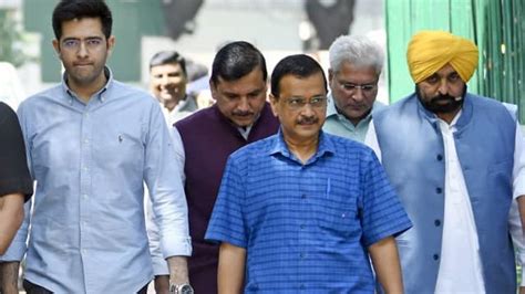 Arvind Kejriwal CBI News : सीबीआई दफ्तर से बाहर आए केजरीवाल, 9 घंटे हुई ...