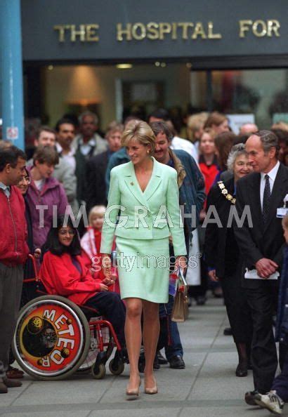 Diana Visiting Hospital - Princess Diana Photo (17903370) - Fanpop