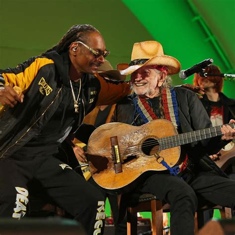 Legendary Collaboration: Willie Nelson and Snoop Dogg Unite on Stage for a Soulful Rendition of ...