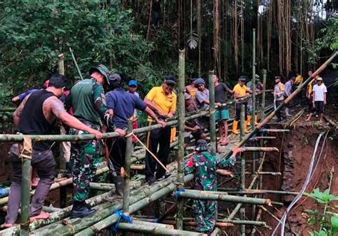 Kementerian - Polri bersama TNI dan Warga Gotong Royong Bangun Jembatan Baru di Bangli