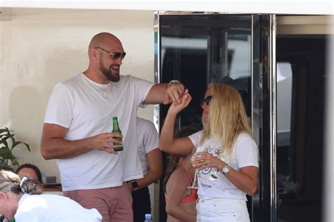 Tyson Fury sends message to wife after boxing star beats Cristiano ...