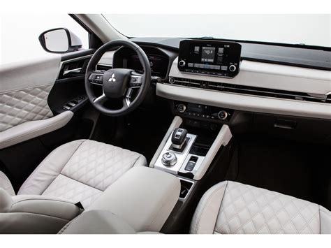 2023 Mitsubishi Outlander: 53 Interior Photos | U.S. News