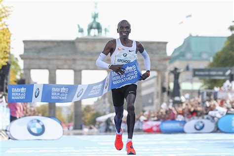 Kipchoge breaks marathon world record in Berlin with stunning 2:01:39| News