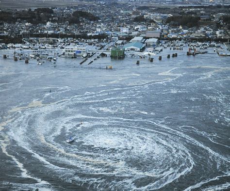 Foto : Gempa Tsunami di Jepang 11 Maret 2011 ~ Running To The Future