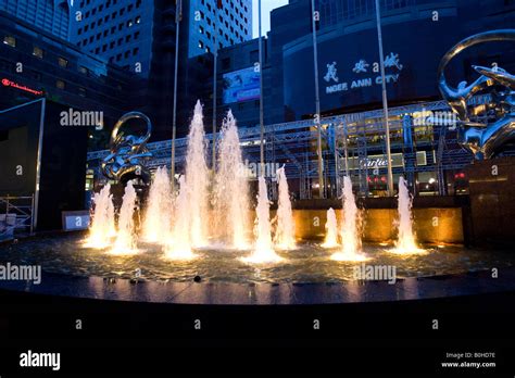 Fountain in front of the Takashimaya Shopping Mall, Orchard Road ...