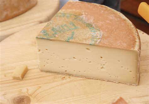 Discover Italian Cheeses: The Supple Tenderness Of Fontina | Vorrei ...