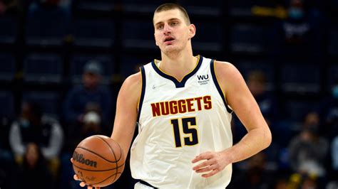 Nikola Jokic acepta el papel de líder de los Denver Nuggets, pero sus compañeros de equipo deben ...