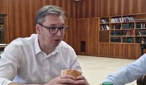 Vučić doručkovao parizer u pola hleba VIDEO | VRANJENEWS