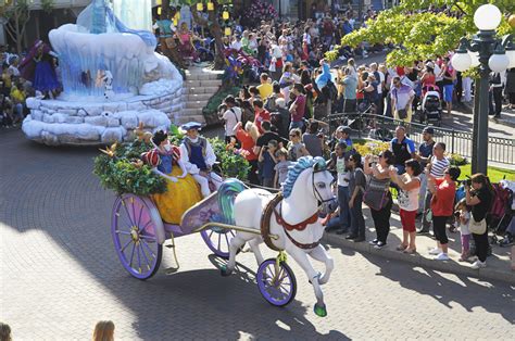 Disney Magic on Parade, Disneyland Paris, Parade time, Snow White and her Prince, Mickey Mouse ...