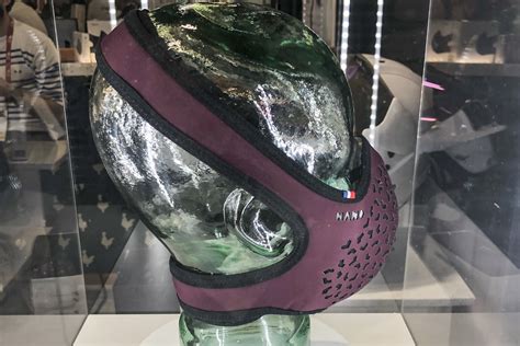 CES 2019: Futuristic Mask Filters out Air Pollution for Cyclists and ...