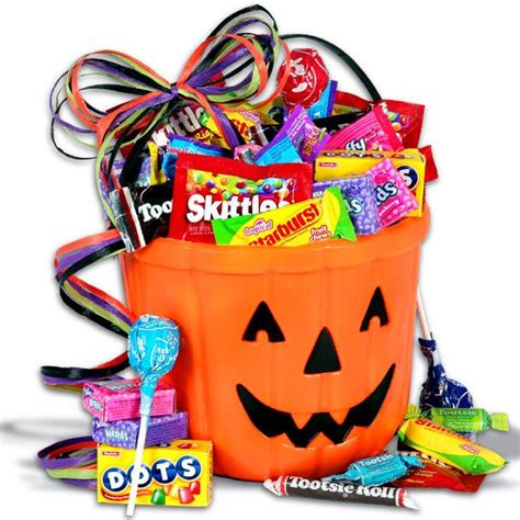 Halloween Candy Basket | Halloween gift baskets, Halloween gifts ...