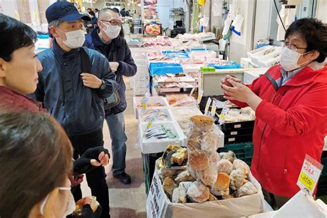 Tokyo: Tsukiji Market Guided Tour & Sushi-Making Experience