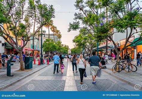 Afternoon in Third Street Promenade, Santa Monica. Editorial Image - Image of city, crowd: 191248660