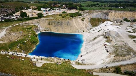 'Hundreds' ignore warning about toxic Derbyshire quarry - BBC News